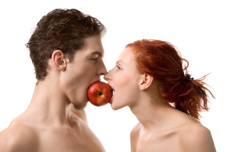 couple-eating-apple-750075