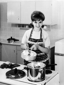 fis_frau-mit-altem-skt_-inhalt-kartofflen